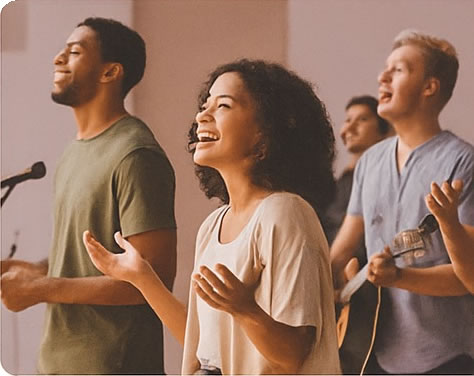 Junge Menschen beim Lobpreis in einer modernen Kirche